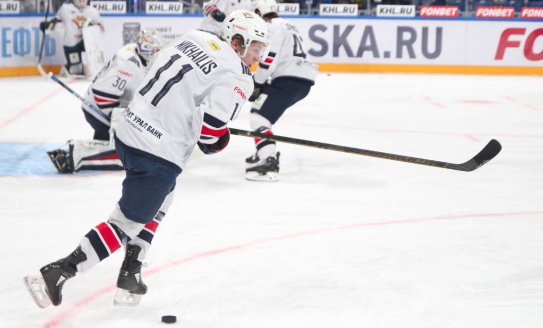 Шайба Михайлиса помогла «Металлургу» обыграть «Нефтехимик» в матче с 15-ю забитыми шайбами.